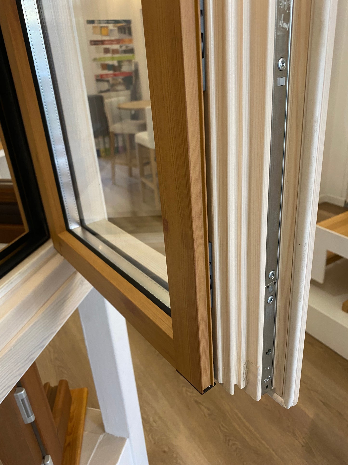Porta con serratura in LEGNO LACCATO/ALLUMINIO RAL 2 ante